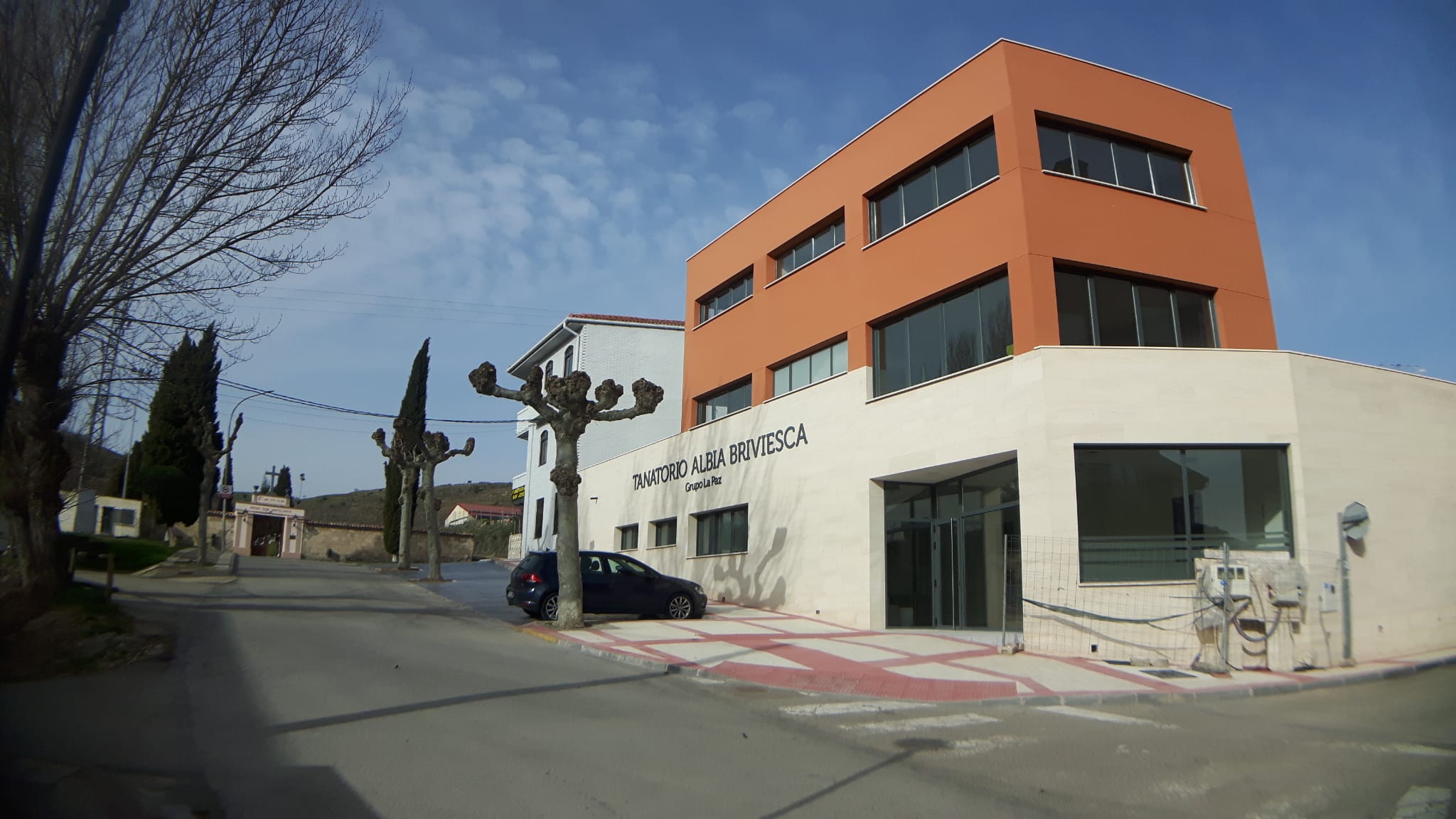 En primer plano, el nuevo tanatorio, seguido del tanatorio ya existente y con el cementerio al fondo. 