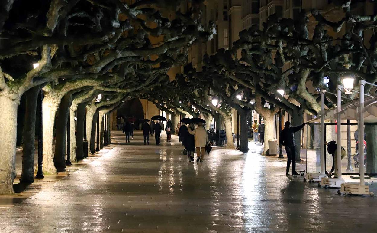 Imagen de la ciudad tras levantarse el toque de queda a las ocho de la tarde.