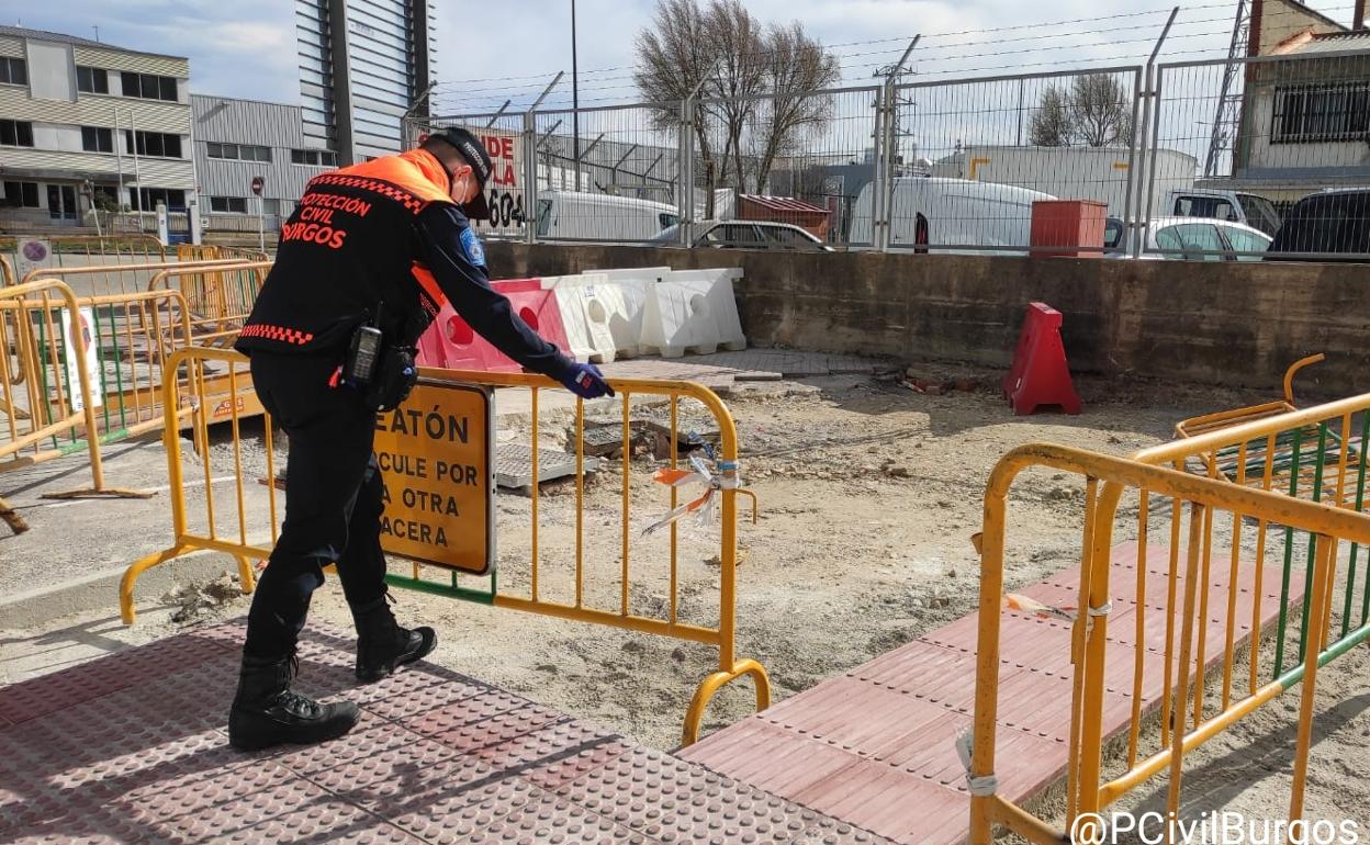 Protección Civil ha tenido que asegurar vallas y retirar elementos caídos en la vía pública. 