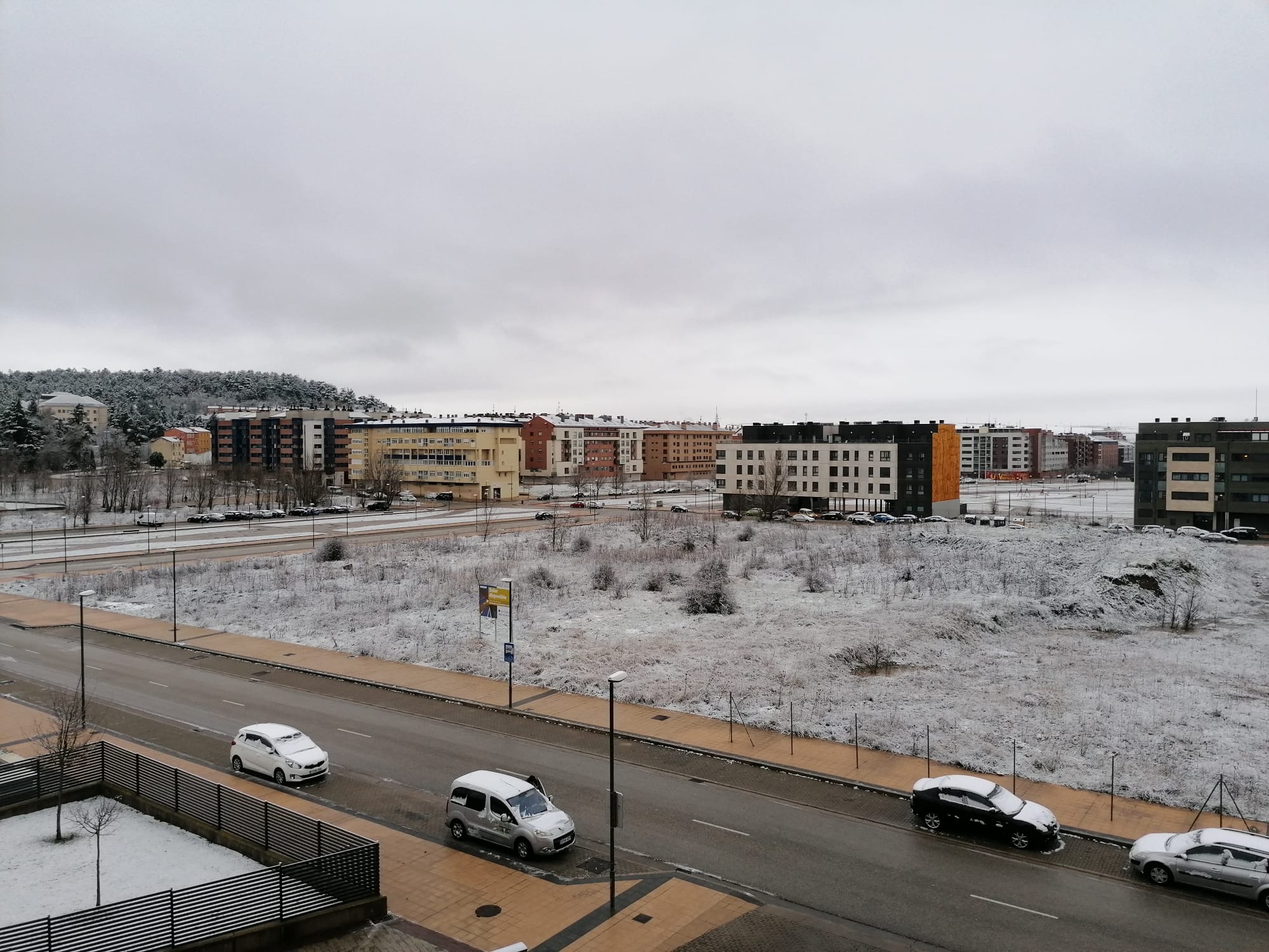 Fotos: Burgos amanece bajo una fina capa de nieve