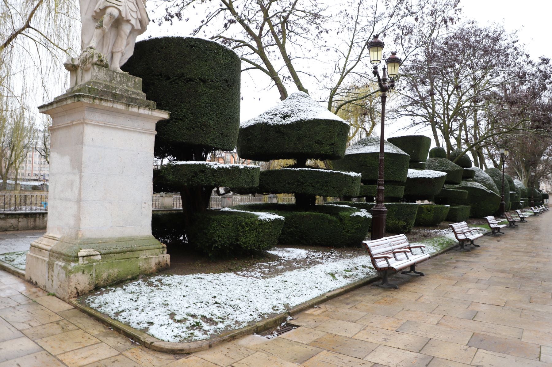 Fotos: Burgos amanece bajo una fina capa de nieve