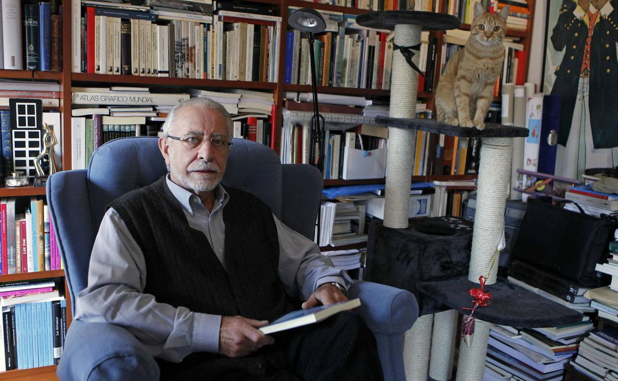 El escritor y académico José María_Merino, en su estudio de Madrid.