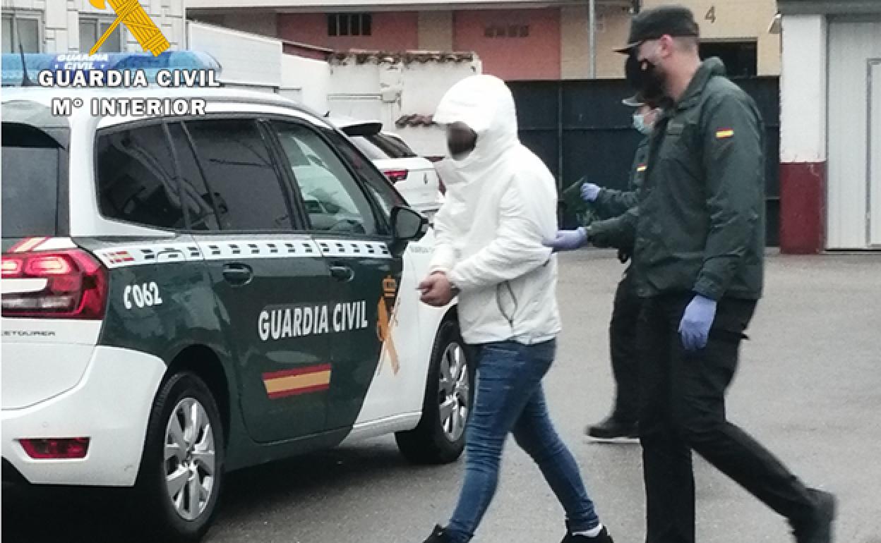 Uno de los detenidos en la operación. 