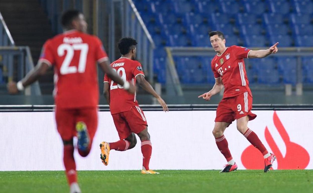 Lewandowski (d) celebra su gol a la Lazio.