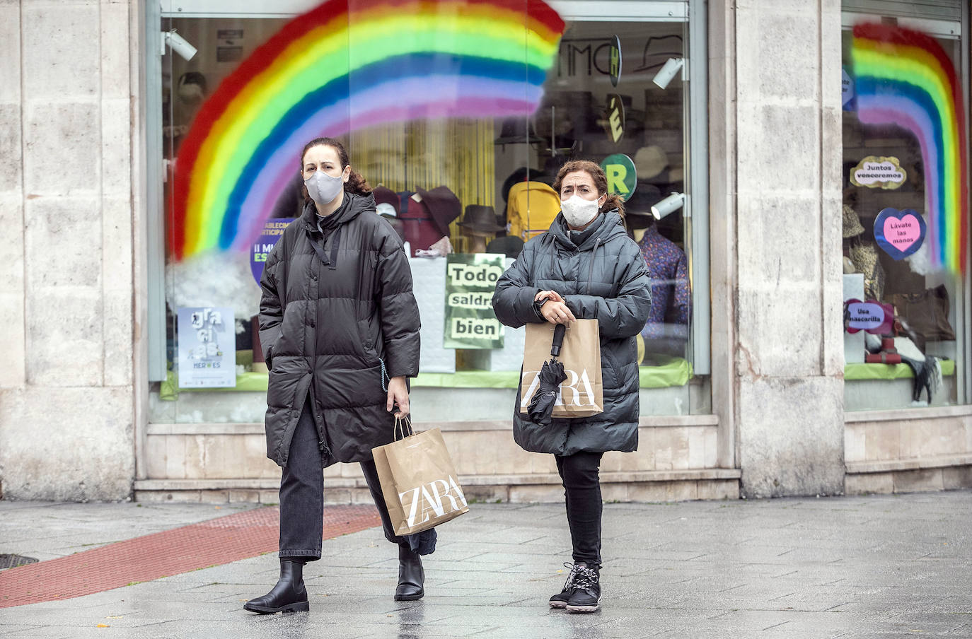 Dos mujeres caminan por las calles de Burgos con la mascarilla impuesta por la covid-19. 