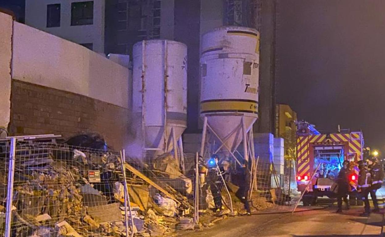 Intervención de los Bomberos de Burgos en una de las escombreras afectadas por el fuego.