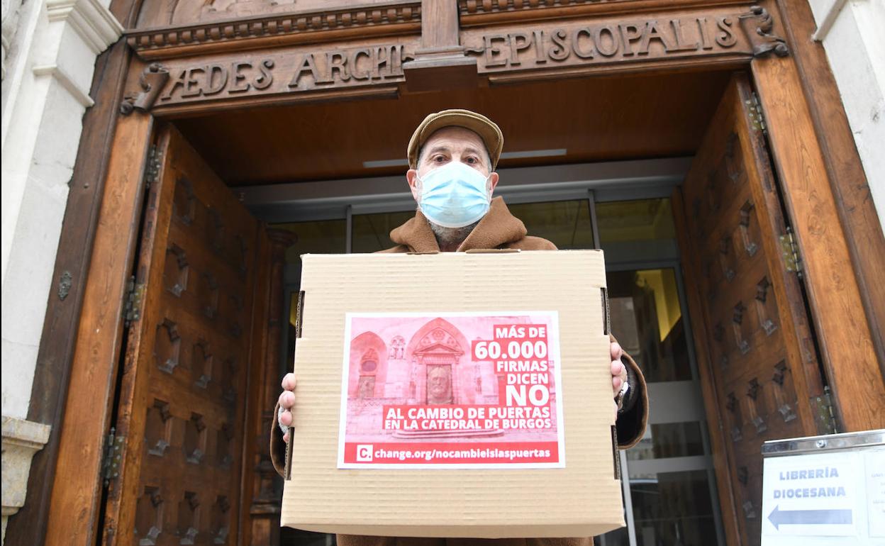 El pintor Juan Vallejo de Lope, impulsor de la campaña contra las puertas de la Catedral, entrega las firmas en el Arzobispado. 