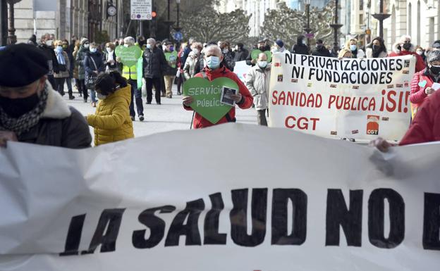 Imagen principal - Un centenar de personas se manifiesta en Burgos en contra de la privatización de la Sanidad Pública