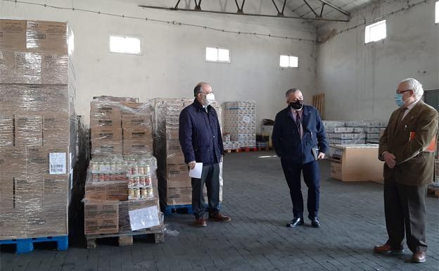 El subdelegado del Gobierno (centro) en la nave de Cruz Roja. 