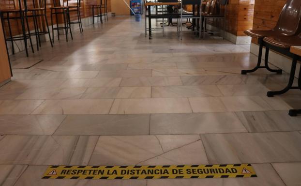 Imagen principal - La cafetería de la Facultad de Derecho no ha abierto y se encontraban preparando su reapertura con la vista fija en el próximo lunes. 