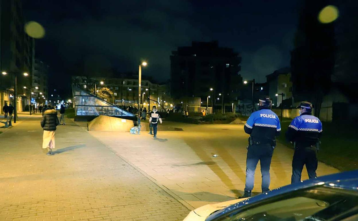 Patrulla de la Policía Local en Venerables el viernes por la noche.