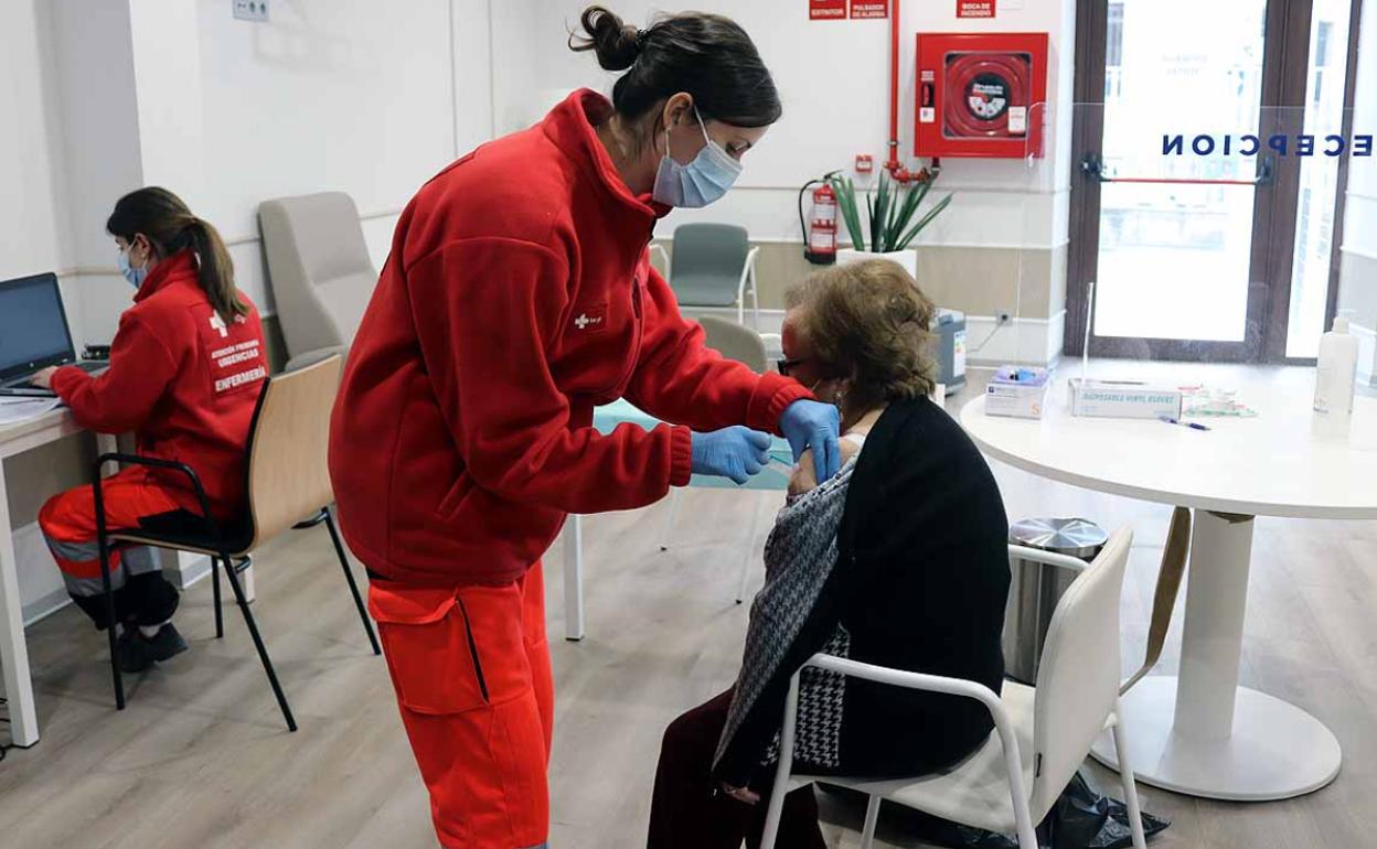 Una mujer recibe la vacuna contra la covid-19 en una residencia de Burgos. 