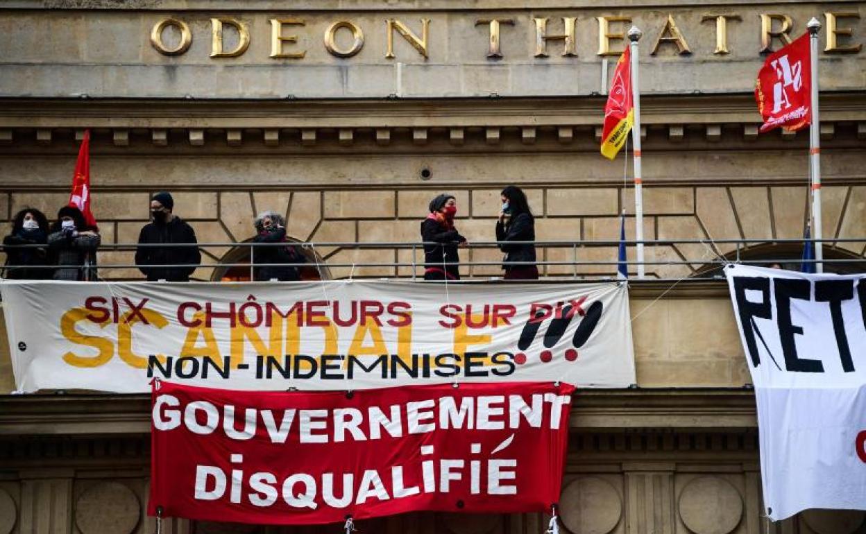 Pancartas de protesta en este emblemático edificio de París.