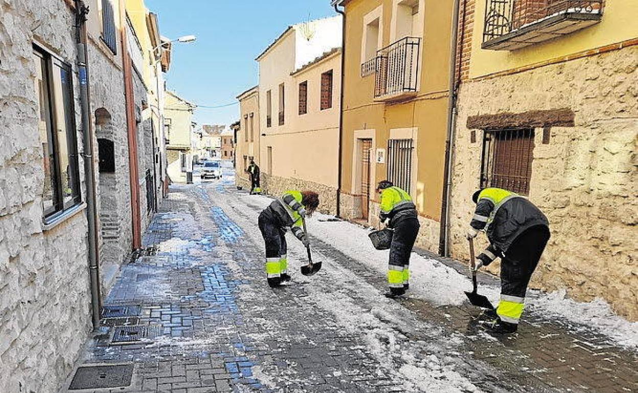 Imagen de archhivo de trabajadores municipales en un pueblo de Castilla y León. 