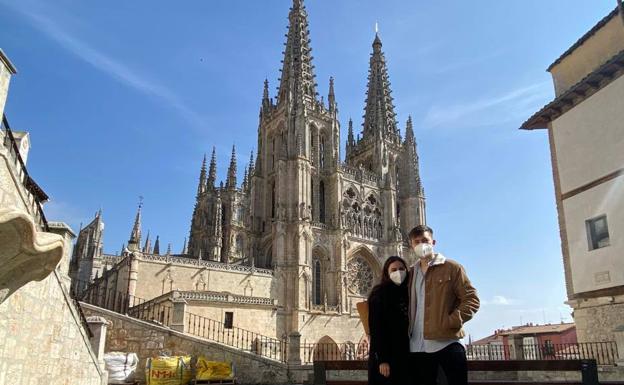 Laura y Sergio posan en el lugar en el que fueron inmortalizados en enero.