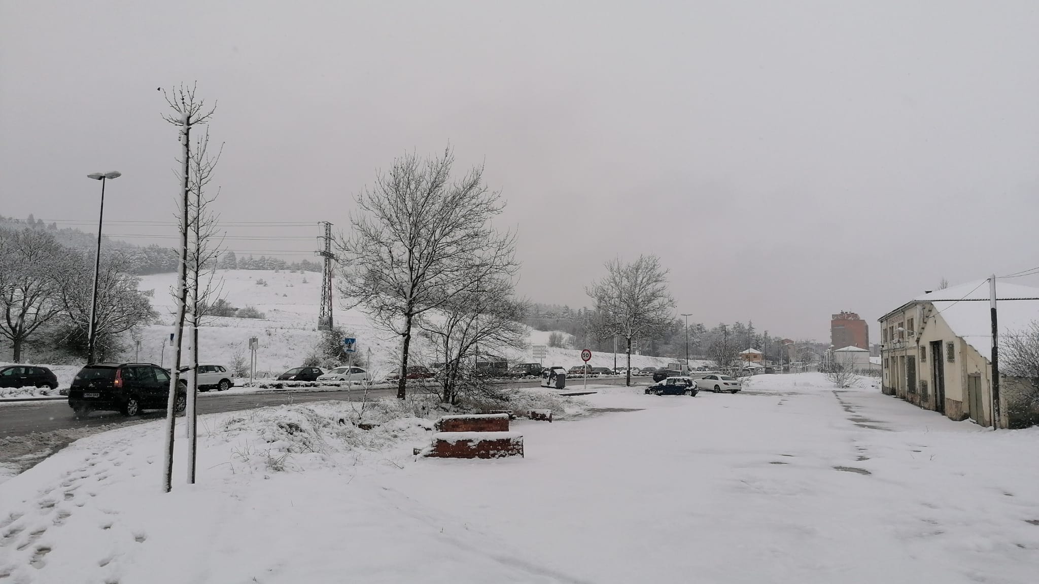 Fotos: La nieve imprevista ha provocado algunos atascos en Burgos