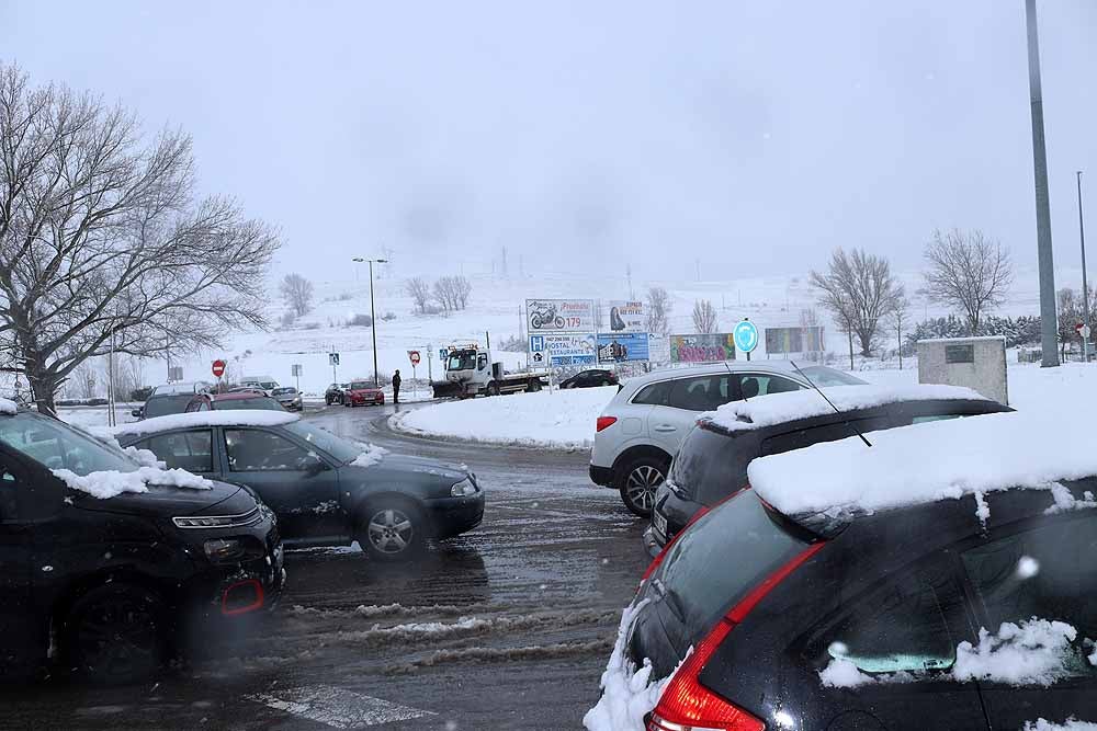 Fotos: La nieve imprevista ha provocado algunos atascos en Burgos