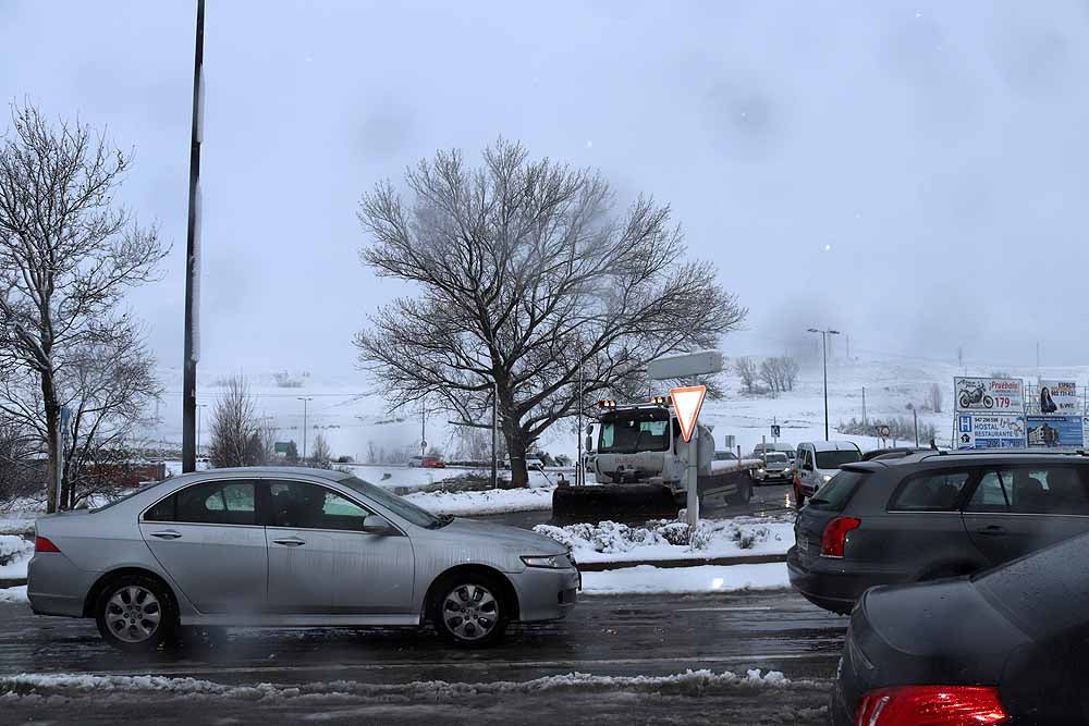 Fotos: La nieve imprevista ha provocado algunos atascos en Burgos