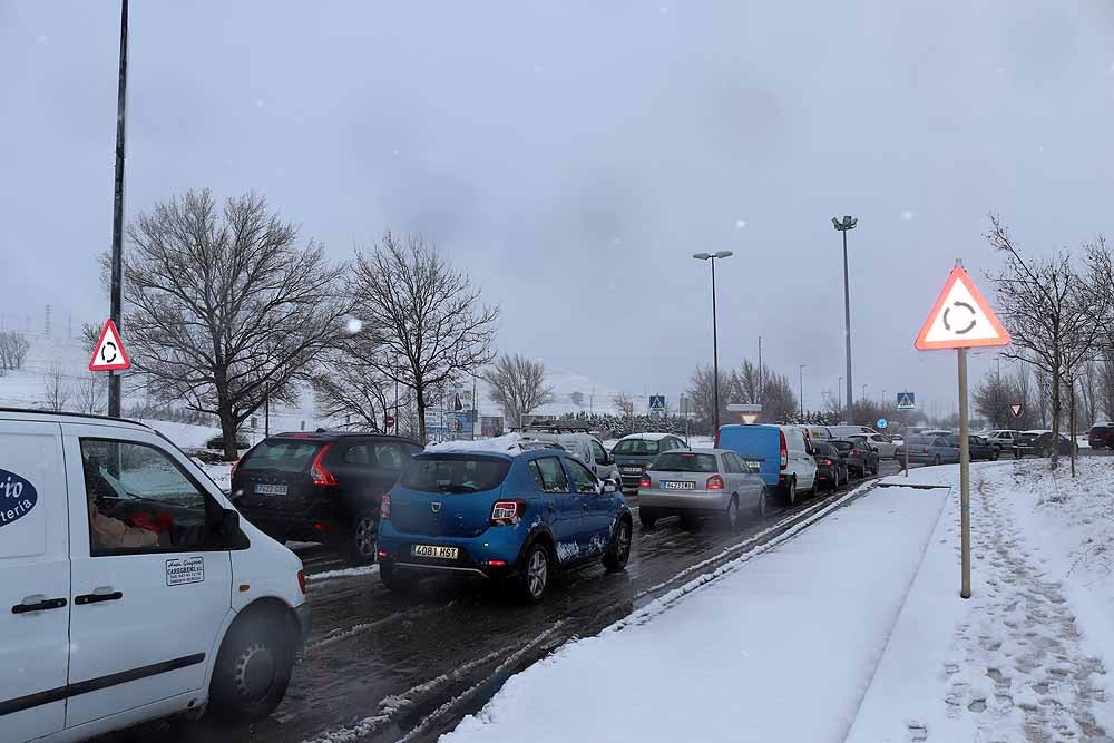 Fotos: La nieve imprevista ha provocado algunos atascos en Burgos