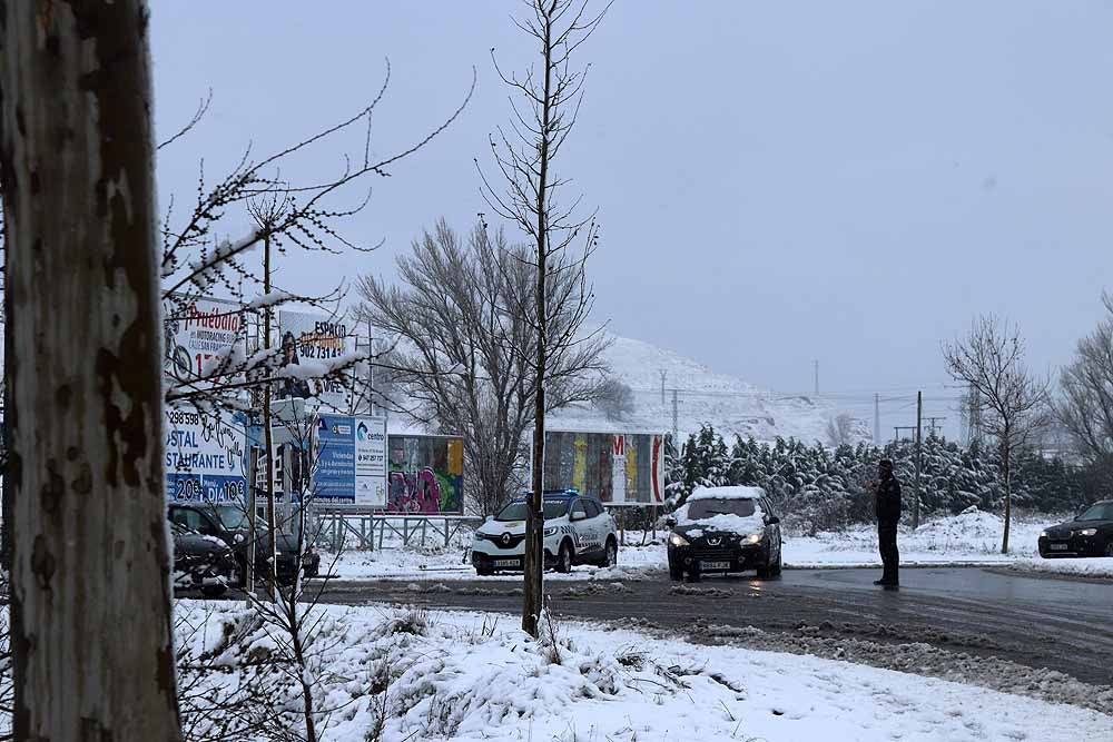 Fotos: La nieve imprevista ha provocado algunos atascos en Burgos