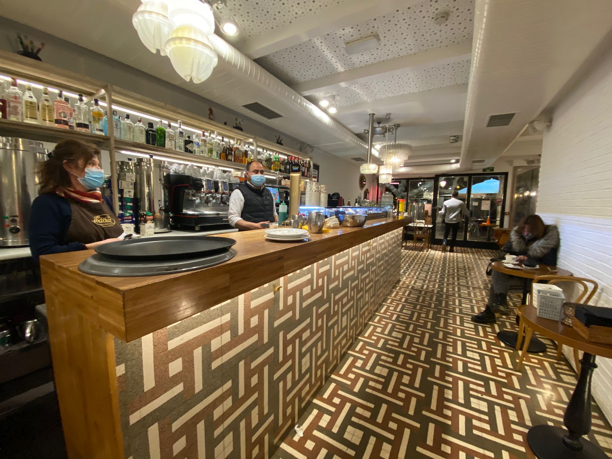 Fotos: Los hosteleros y los centros comerciales reabren su interior