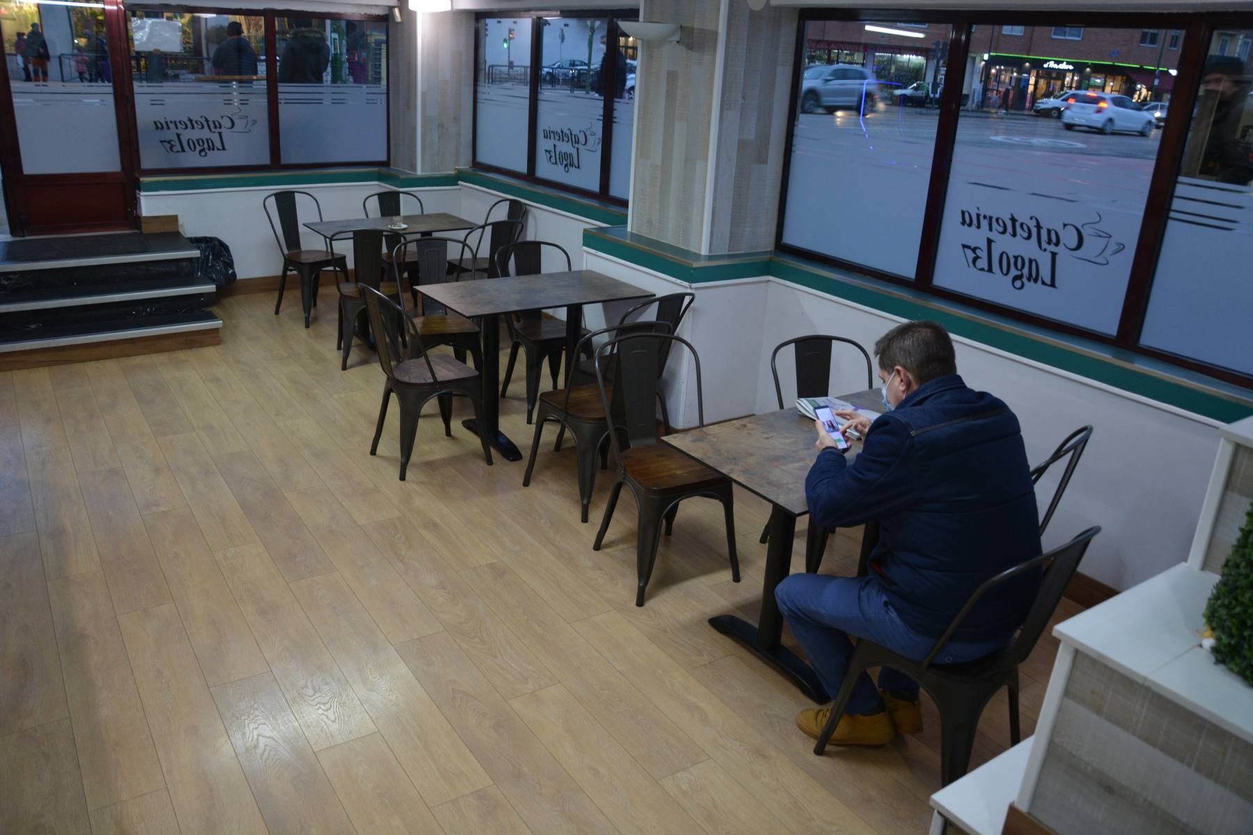 Fotos: Los hosteleros y los centros comerciales reabren su interior