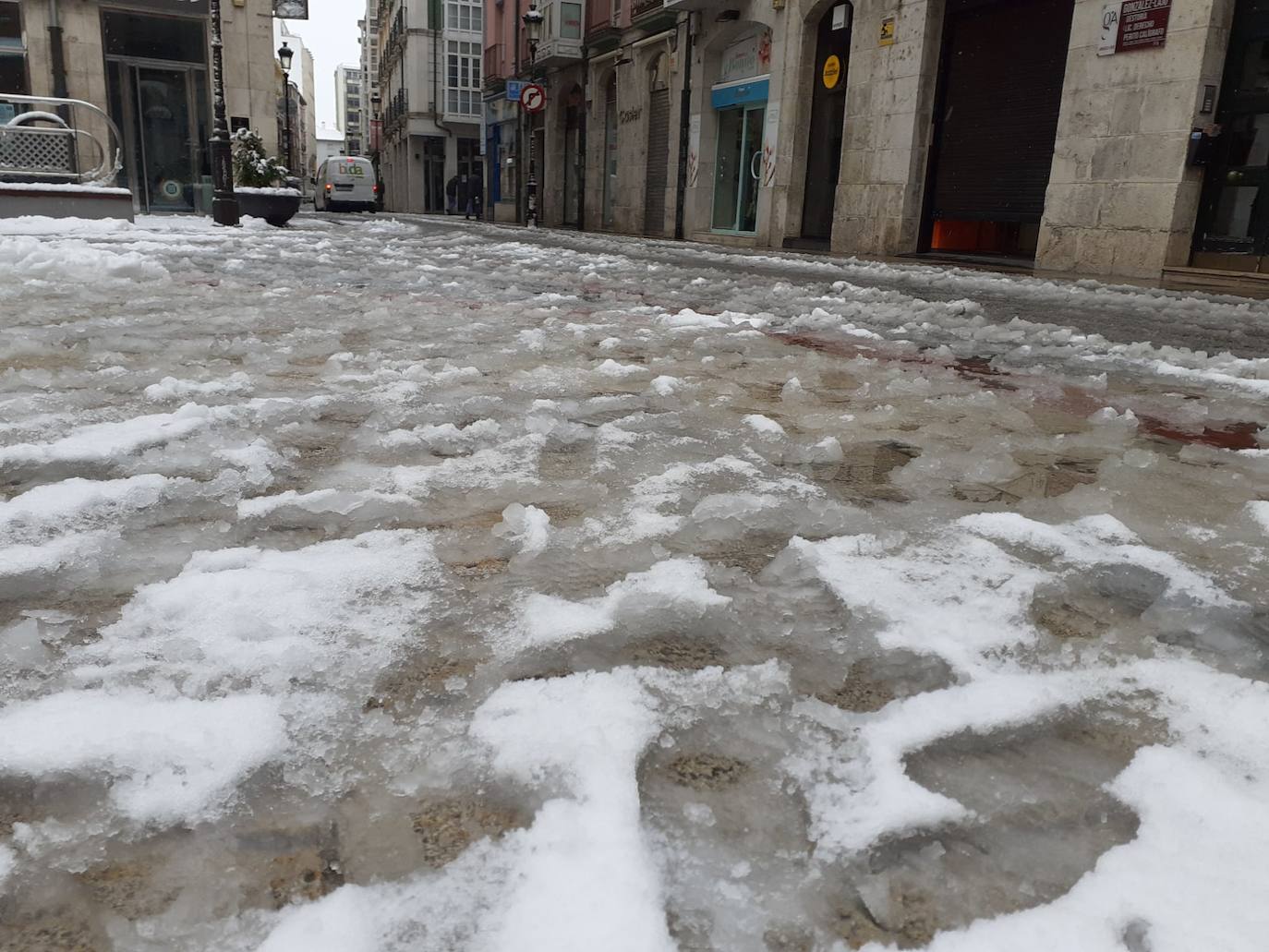 Fotos: La nieve toma el centro de Burgos