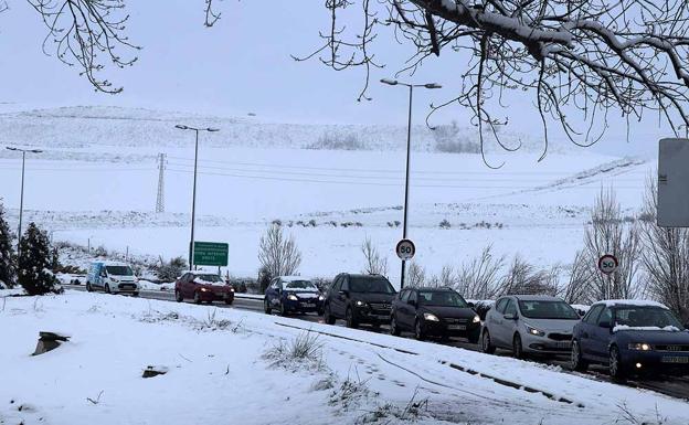 La nieve imprevista provoca atascos en Burgos y cortes al tráfico en la provincia