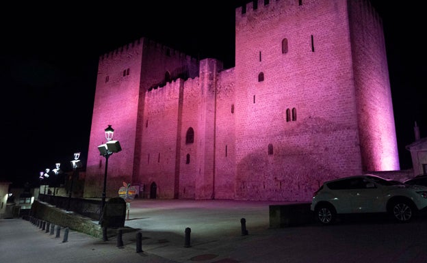 El Alcácar de los Condestables 'teñido' de morado. 