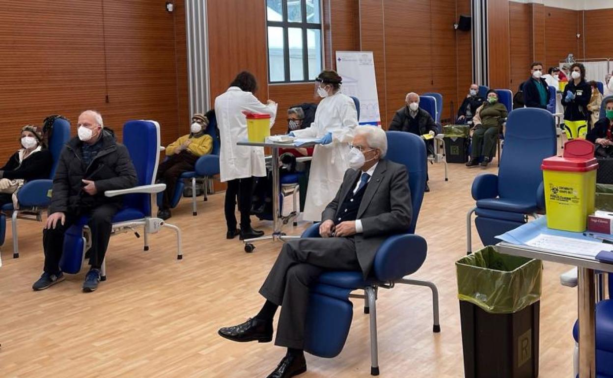 Sergio Mattarella recibió este martes una dosis del fármaco de Moderna en un hospital público de Roma.