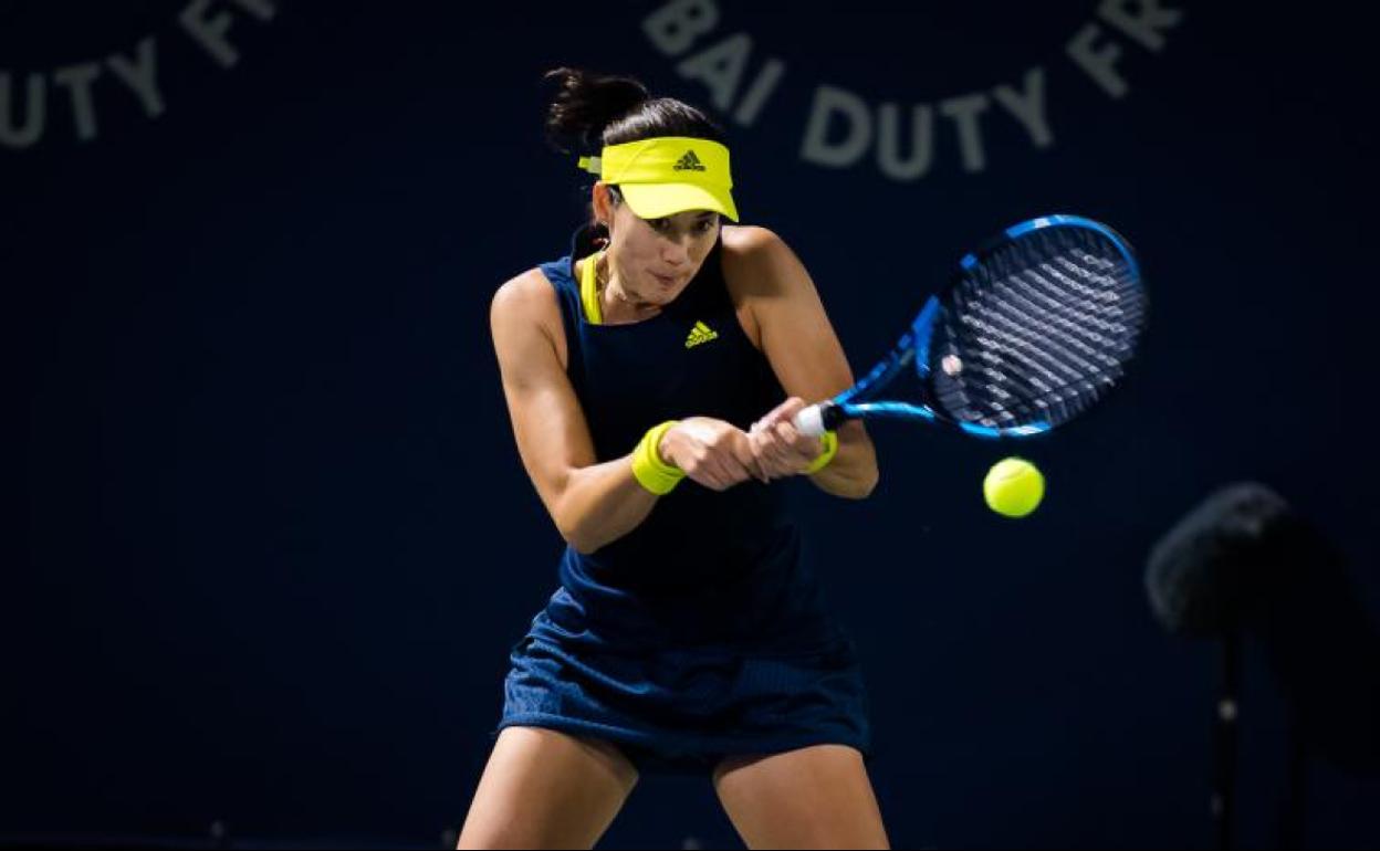 Garbiñe Muguruza golpea la bola. 