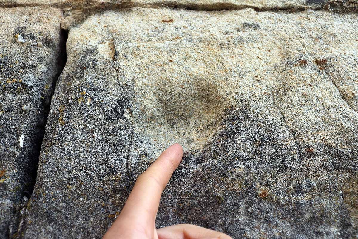 Vestigios de las balas en la pared de la iglesia, empleada como paredón de fusilamiento durante la Guerra de la Independencia. Las muescas más débiles indican que esa bala atravesó el cuerpo del fusilado antes de llegar a la piedra. 