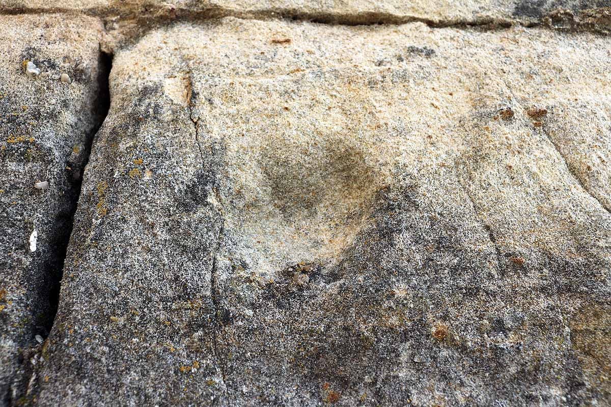 Vestigios de las balas en la pared de la iglesia, empleada como paredón de fusilamiento durante la Guerra de la Independencia. Las muescas más débiles indican que esa bala atravesó el cuerpo del fusilado antes de llegar a la piedra. 