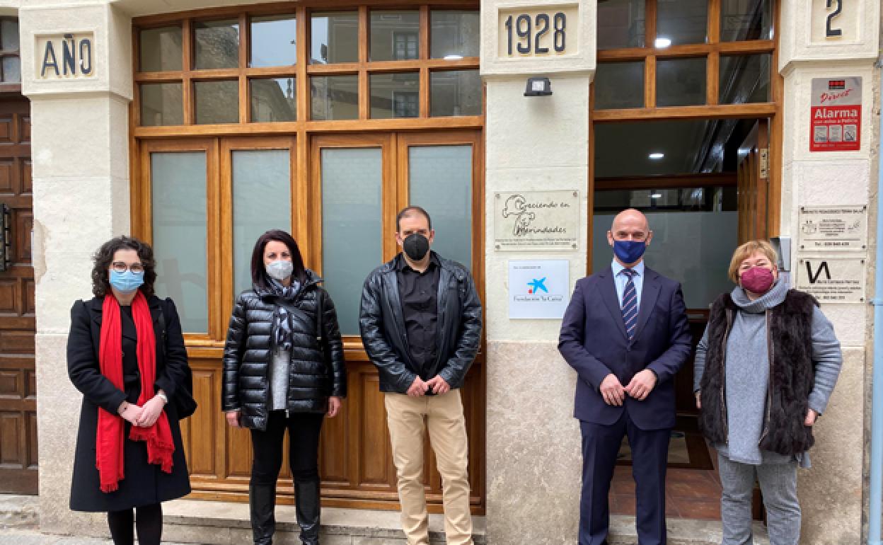 Miembros de la Asociación de Medina de Pomar junto a Javier Marín, Responsable de Acción Social en Castilla y León de CaixaBank (2º por la derecha). 