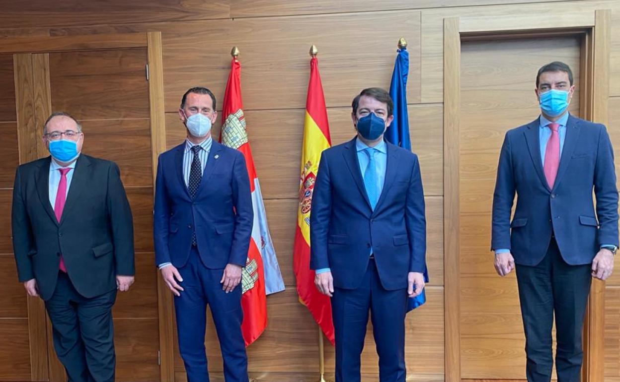 Foto tomada tras la reunión de los representantes del PP. 