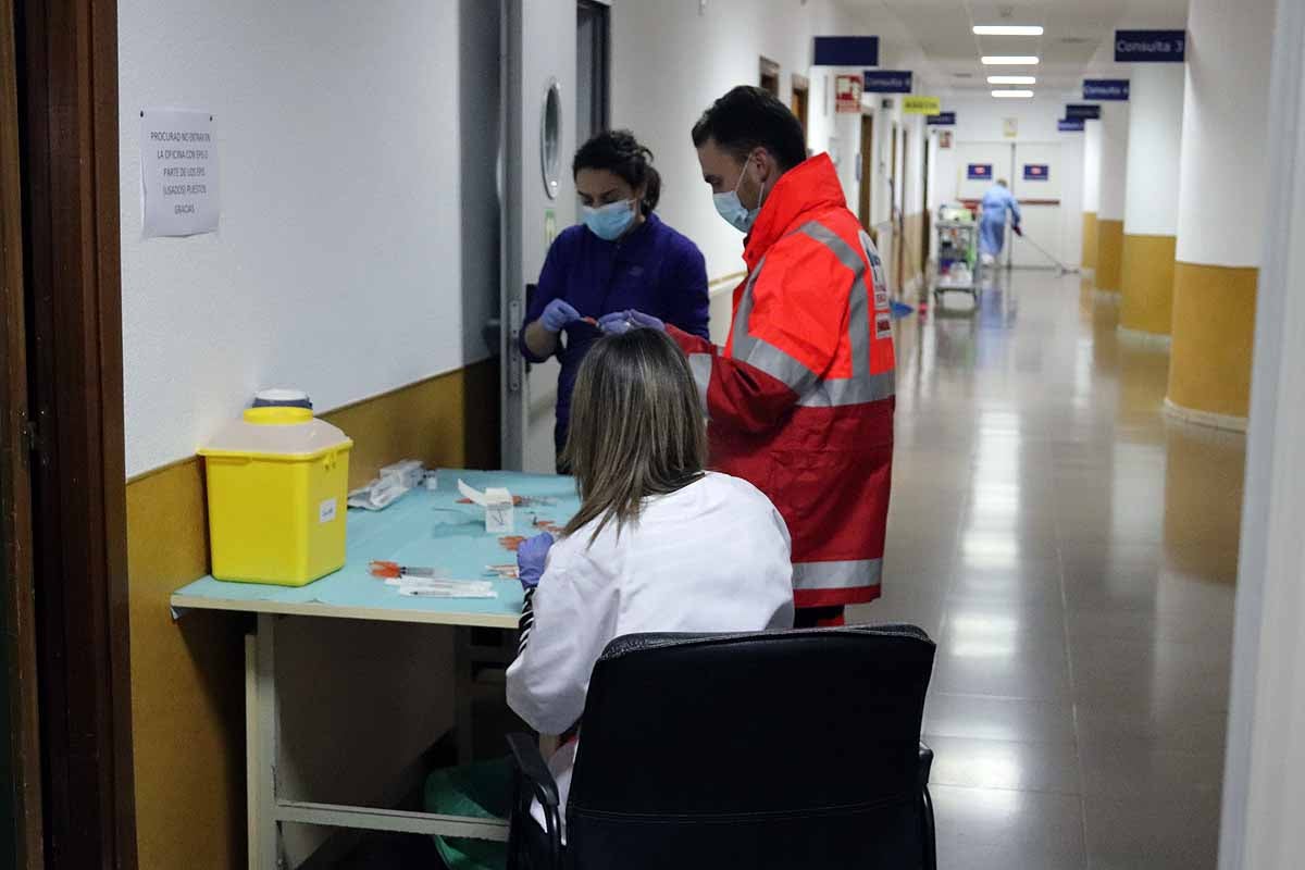 Un bombero de Burgos mientras le inyectaban la vacuna frente a la covid-19. 