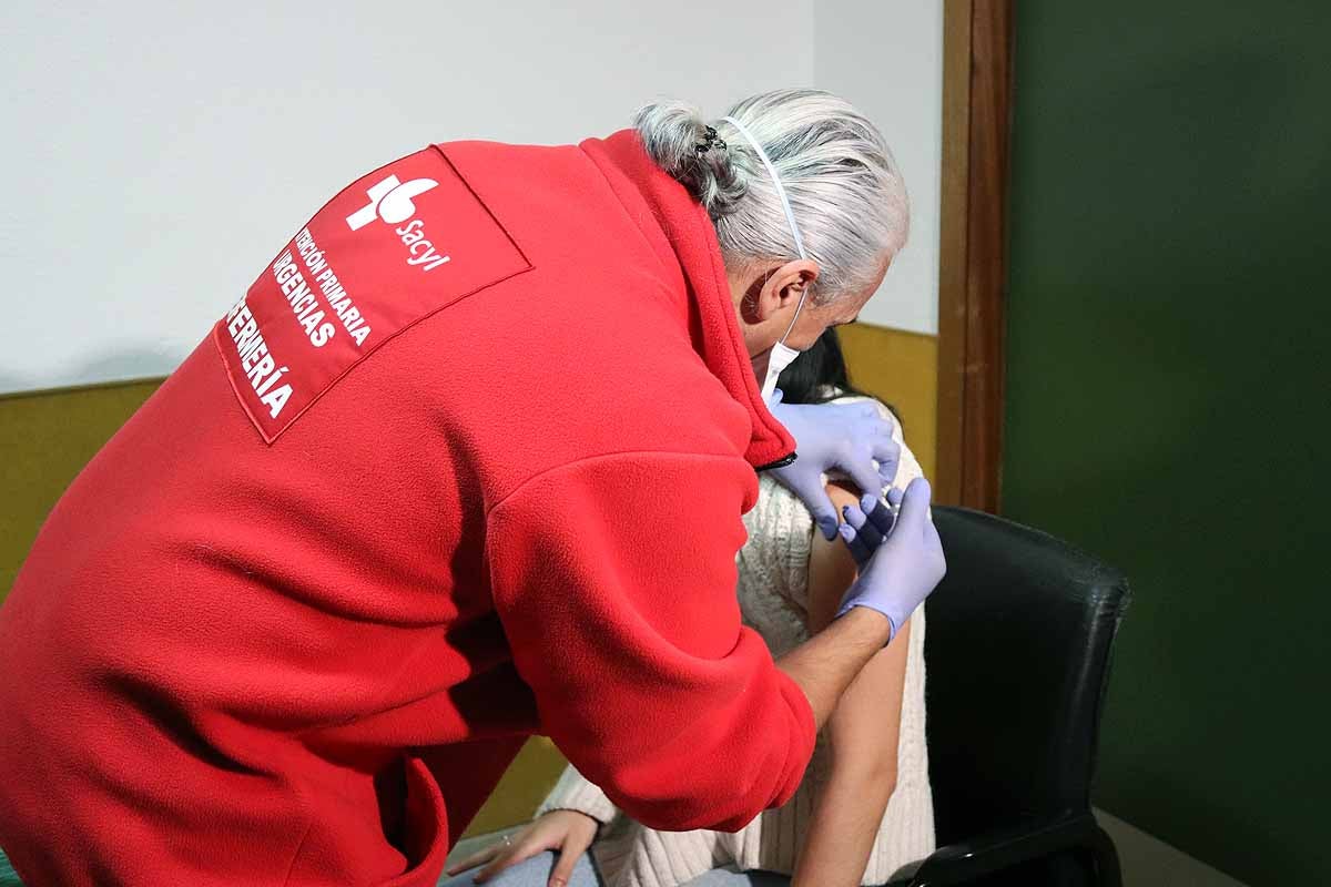 Un bombero de Burgos mientras le inyectaban la vacuna frente a la covid-19. 