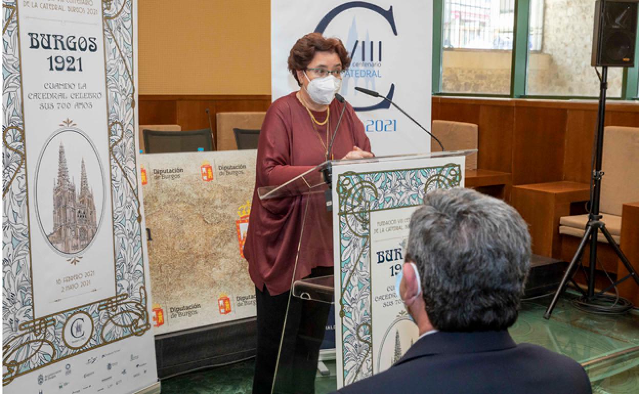 María José Zaparaín, asesora histórica de la exposición, en el acto de inauguración. 