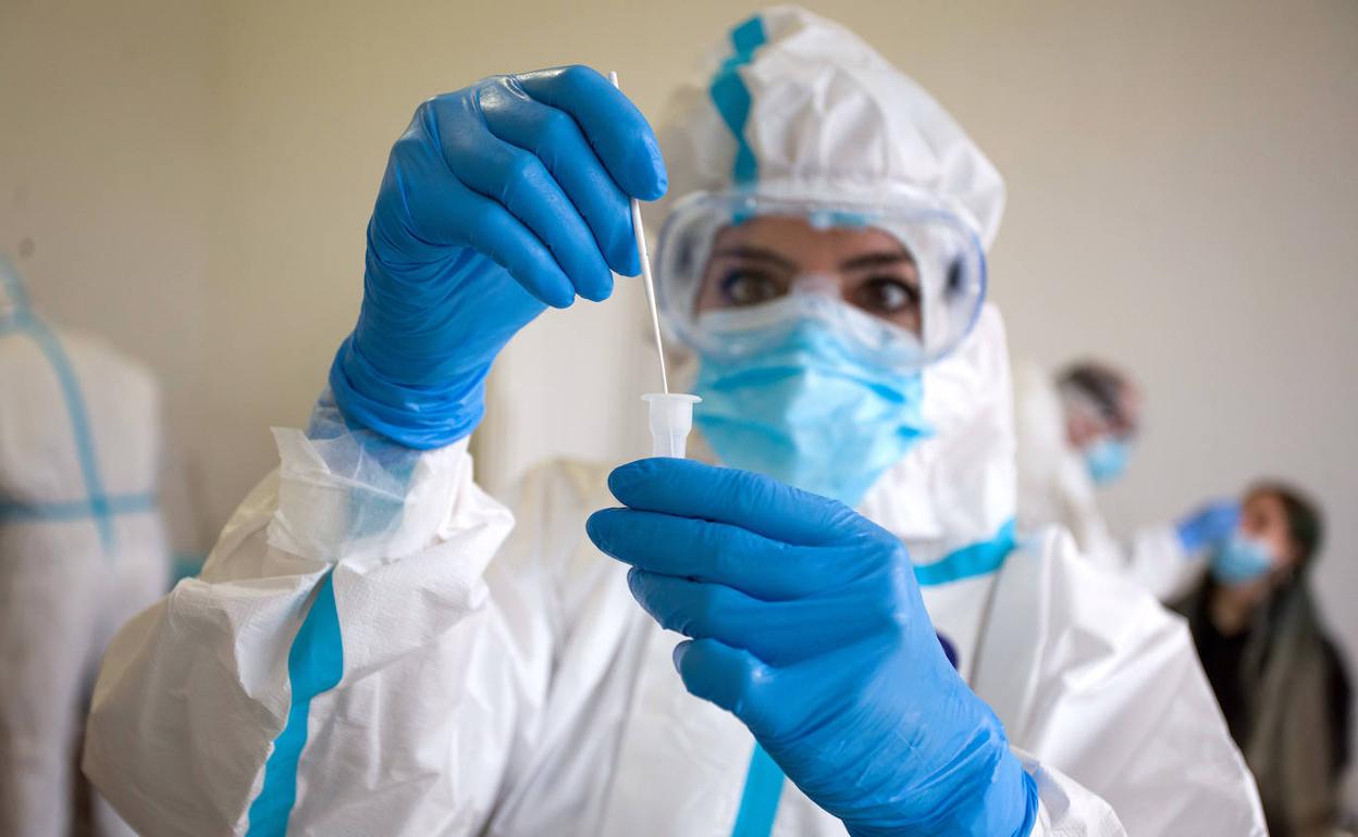 Imagen de una sanitaria en un cribado en Burgos.