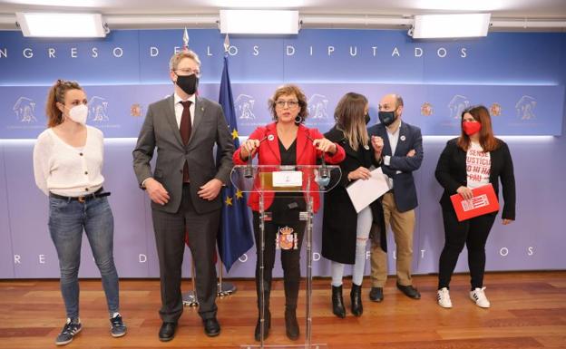 La diputada de ERC, Montserrat Bassa, preside la rueda de prensa acompañada de miembros de Junts, la CUP y el PDeCat en el Congreso de los Diputados 