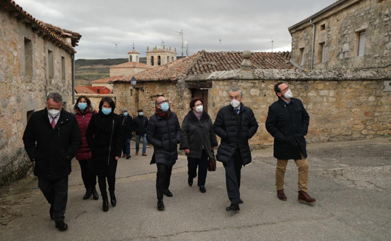 Visita del consejero de Cultura y Turismo, Javier Ortega a Huérrmeces.