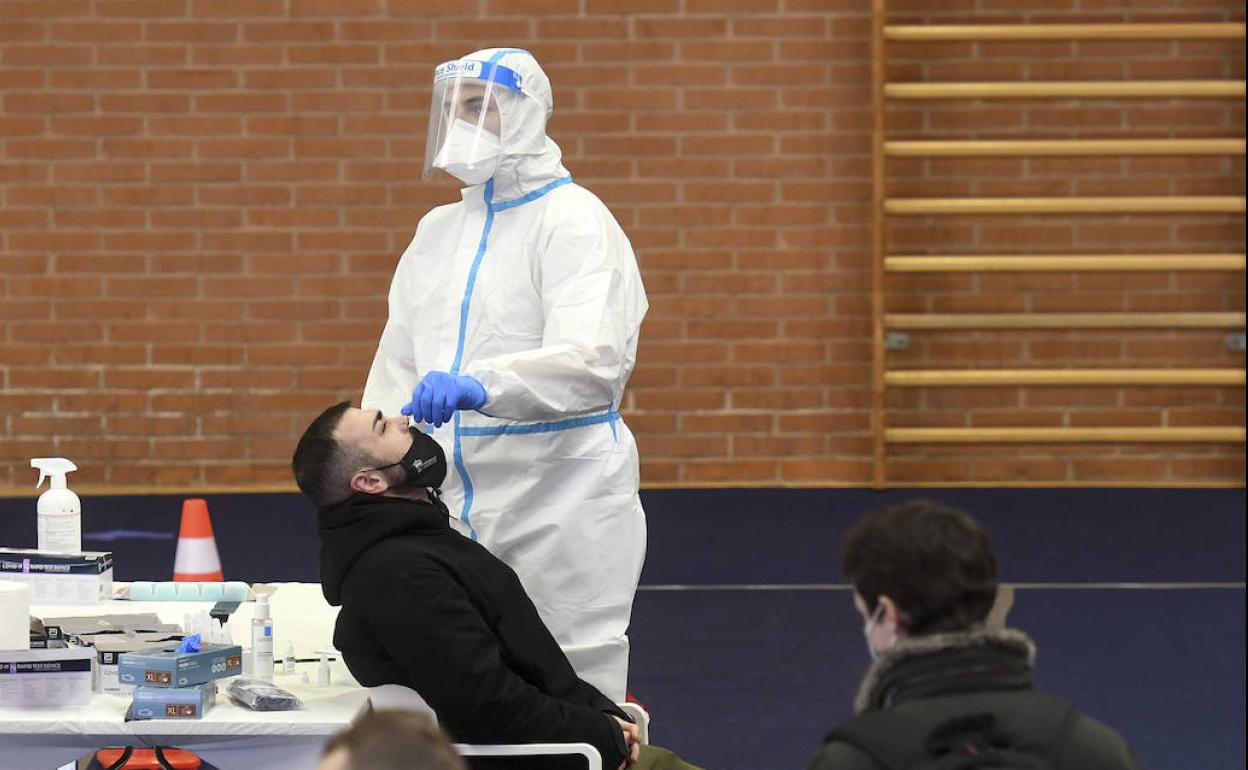 Realización de test de antígenos para detectar la covid-19 en Burgos. 