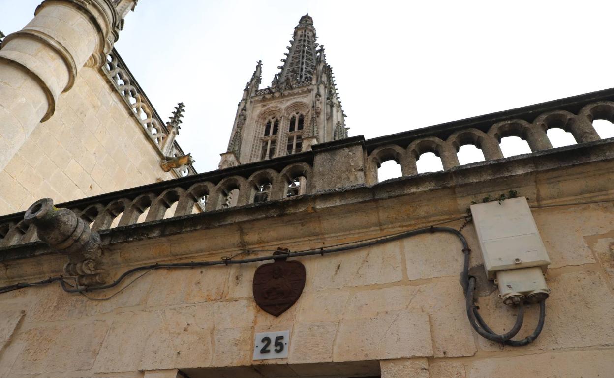 Se ve cableado eléctrico en la fachada lateral de la Catedral de Burgos.