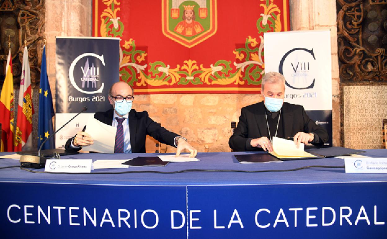 En la imagen. el consejero de Cultura y Turismo, Javier Ortega, y el presidente de la Fundación de la Catedral, Mario Iceta. 