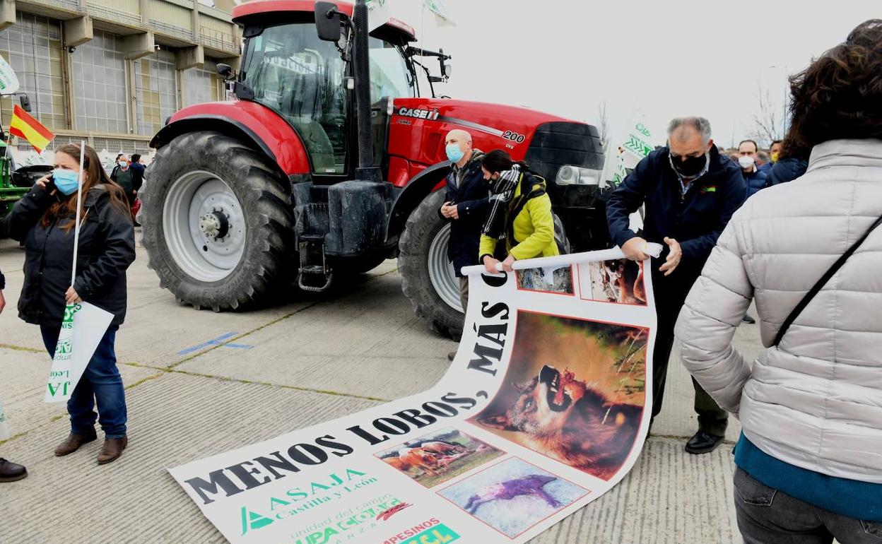 Los ganaderos extienden pancartas durante la protesta. 