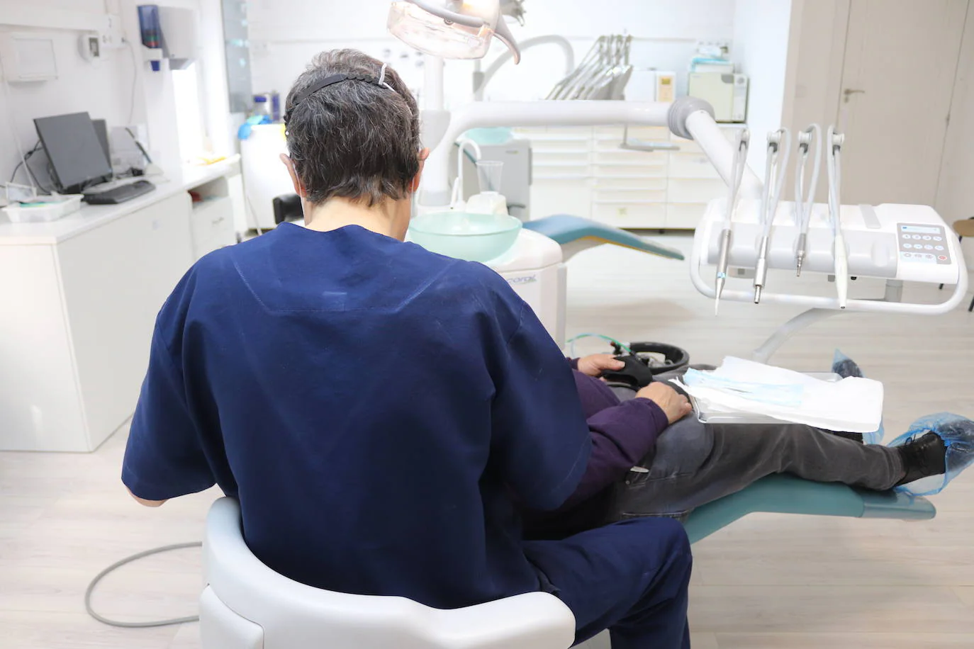 Un grupo de entre 10 o 15 dentistas e higienistas prestan sus conocimientos y tiempo de forma desinteresada en la clínica. 