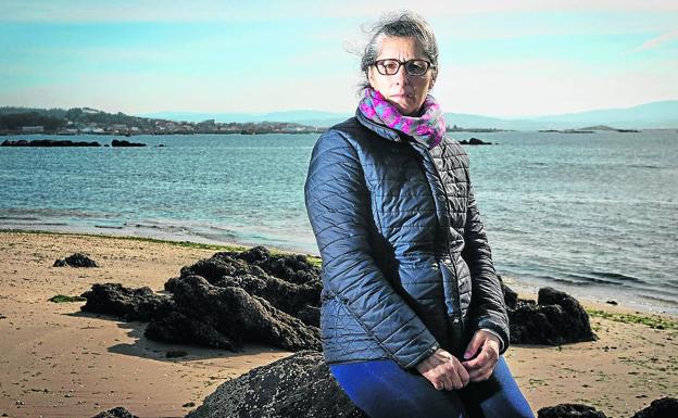 Ramona Maneiro posa en la playa gallega más cercana a su casa y al lugar en el que murió Ramón Sampredro.