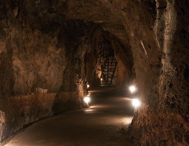 Interior de las minas de manganeso de Puras de Villafranca .