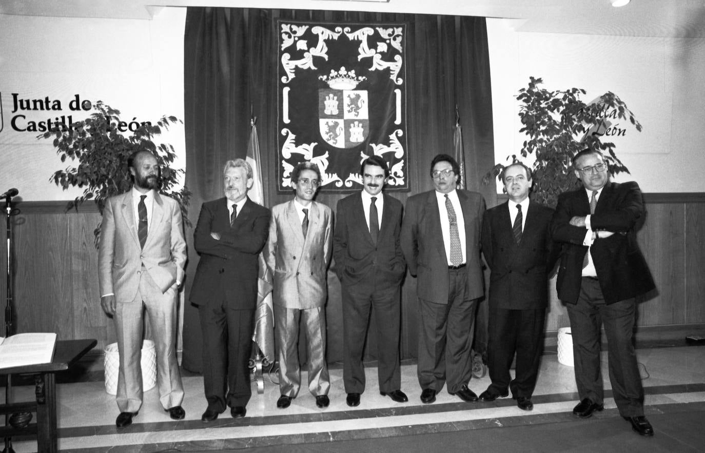 En la imagen de archivo del 19 de mayo de 1989, el presidente de la Junta, José María Aznar, posa con sus consejeros, Francisco Javier León, José Luis Sagredo, Juan Carlos Aparicio, Miguel Pérez Villar, José María Monforte y Fernando Zamacola, después del pacto entre el PP y el CDS.