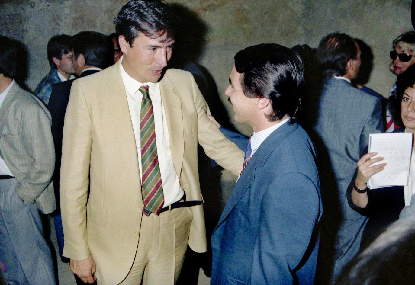 En la imagen del 28 de julio de 1987, el candidato del PSOE de CyL a la presidencia de la Junta, Juan José Labora (I), felicita a José María Aznar después de tomar posesión como presidente de la Junta en el castillo de Fuensaldaña.